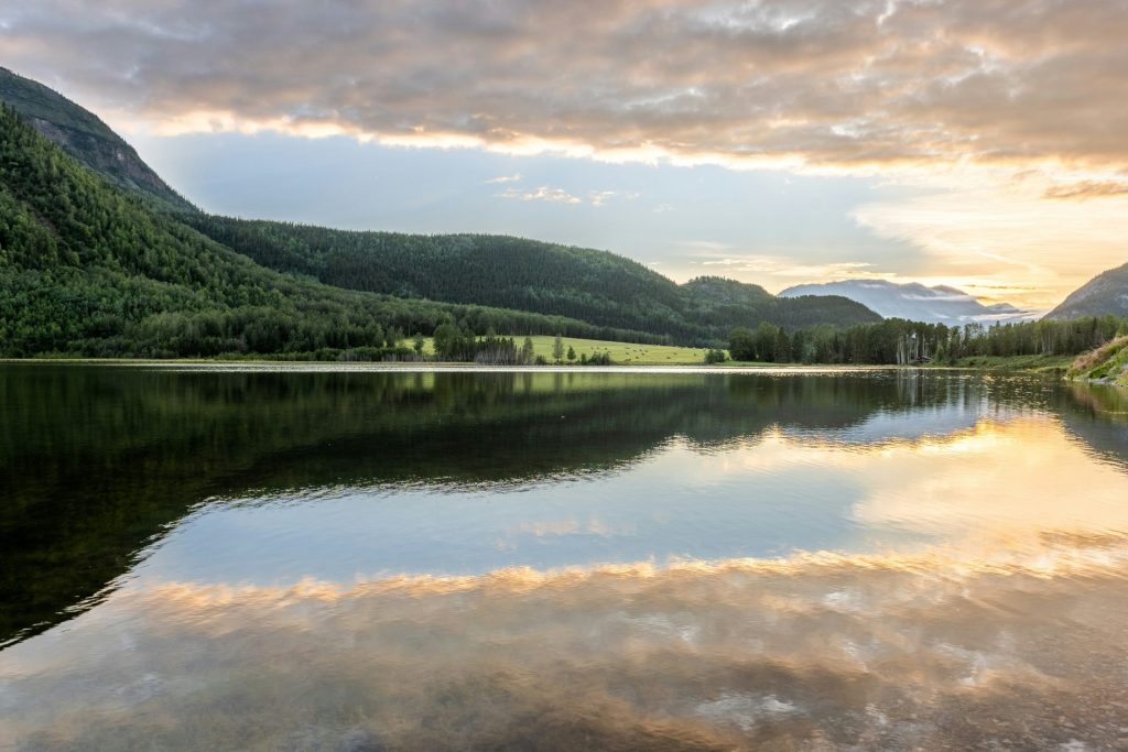 ein großes Gewässer, umgeben von Bergen